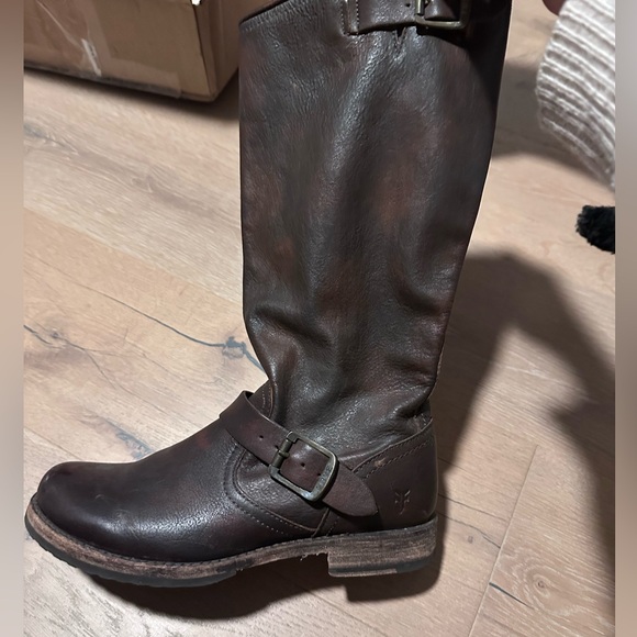 Frye Veronica Boot in brown distressed leather - Picture 2 of 8